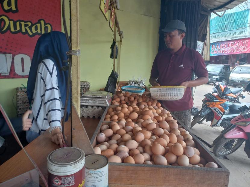 Sejumlah warga membeli telur di Pasar Cikurubuk Kota Tasikmalaya, Rabu (7/12/2022). Harga telur di Kota Tasikmalaya saat ini berkisar Rp 31 ribu per kilogram. 