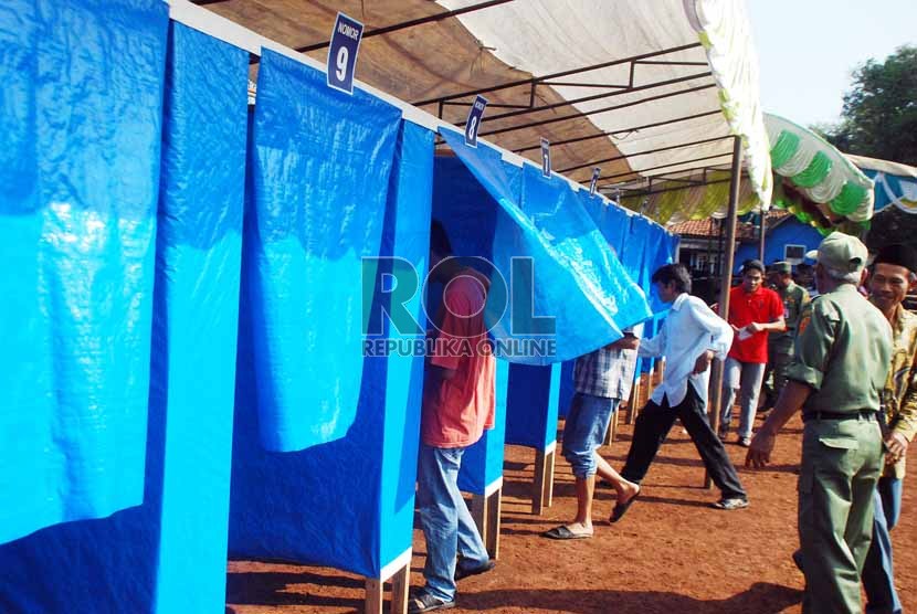  Sejumlah warga memberikan hak pilihnya dalam pemilihan Kepala Desa di Desa Susukan Kecamatan Bojonggede,Kabupaten Bogor, Ahad (24/3).(Republika/Musiron)