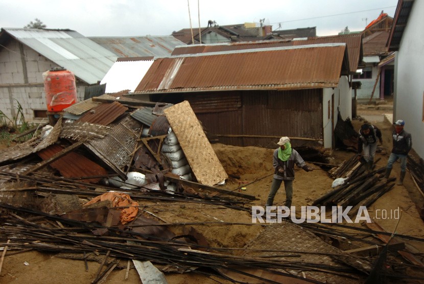 Sejumlah warga membersihkan puing-puing rumahnya yang rata dengan tanah setelah terkena angin puting beliung di Desa Sigedong, Kabupaten Tegal, Jawa Tengah, Senin (21/10/2019).