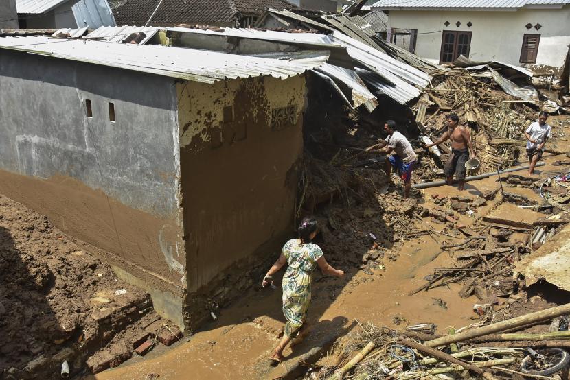 Sejumlah warga membersihkan rumah mereka yang tertimbun tanah akibat longsor (ilustrasi).