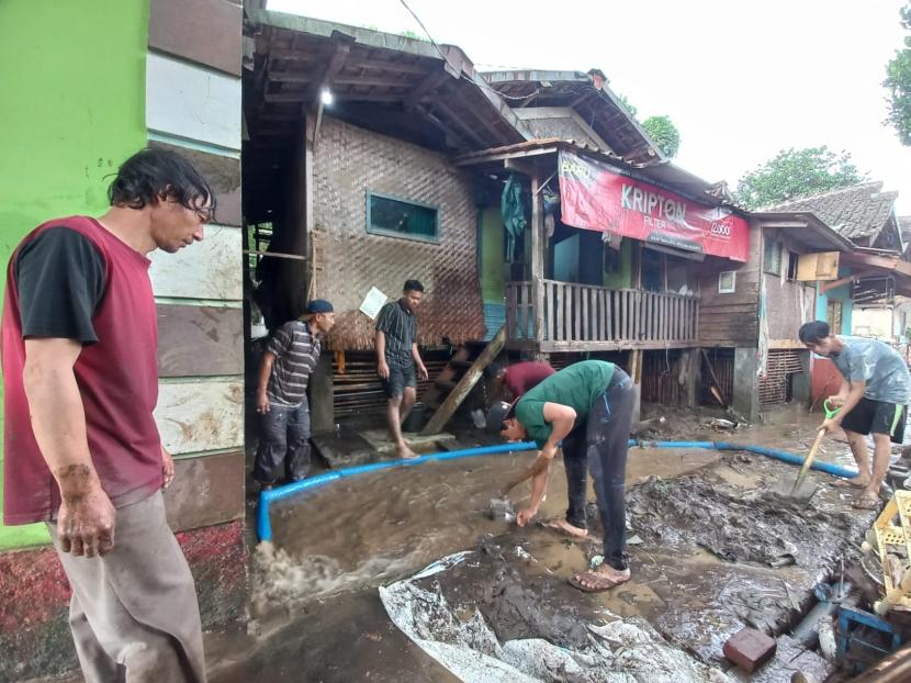 Sejumlah warga membersihkan rumah yang terdampak banjir bandang di Kampung Dayeuh Handap, Kelurahan Kota Kulon, Kecamatan Garut Kota, Kabupaten Garut, Ahad (17/7/2022). Pemkab Garut Verifikasi Data Rumah Terdampak Banjir