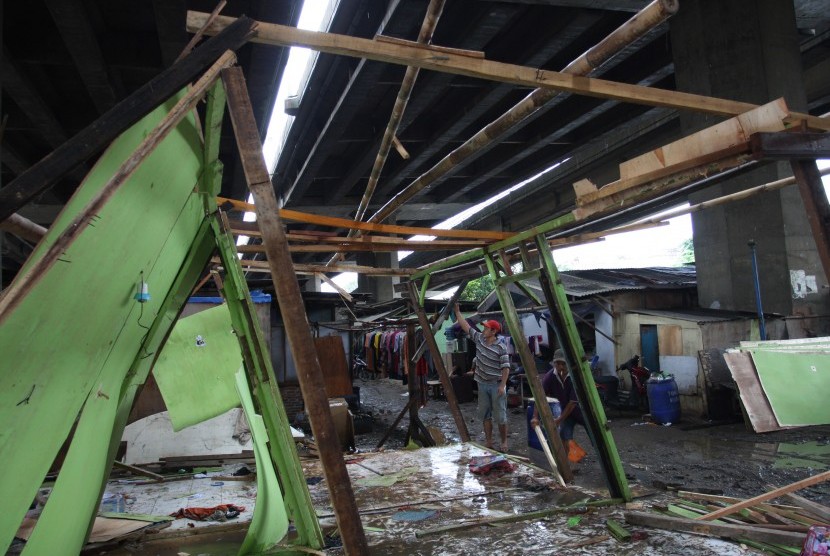 Sejumlah warga membongkar bangunannya sendiri jelang penggusuran pemukiman liar di kolong Jalan Tol Pluit-Tomang di kawasan Teluk Intan, Jakarta Utara, Rabu (2/3).