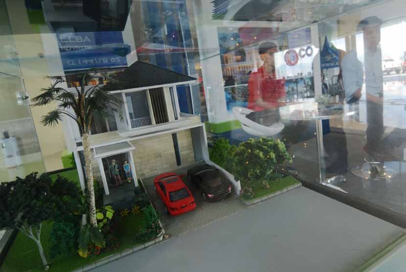 Sejumlah warga memerhatikan maket salah satu rumah dalam suatu pameran properti di Palu, Sulawesi Tengah, Senin (1/12). 