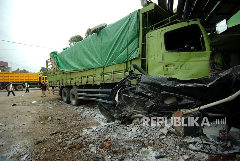 Sejumlah warga memerhatikan mobil yang hancur ditabrak truk usai kecelakaan beruntun di jalur tengah Tegal-Purwokerto, Bumiayu, Brebes, Jawa Tengah, Senin (10/12/2018). 