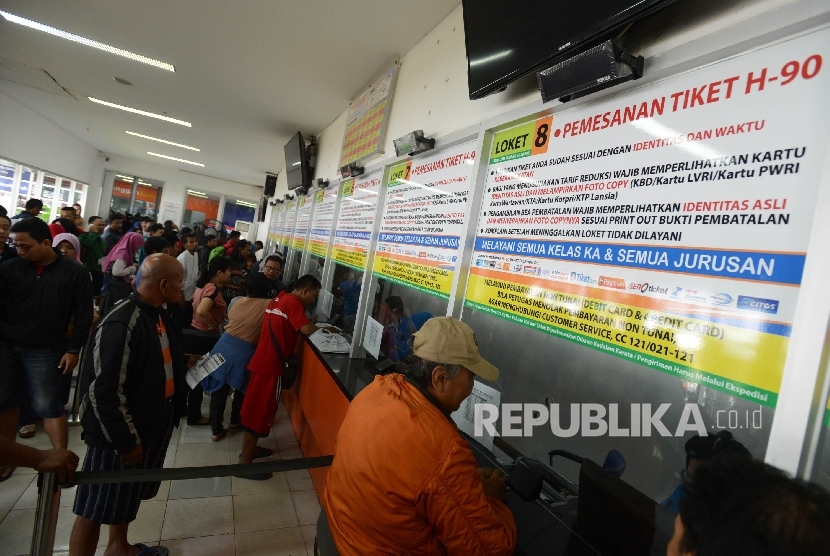  Sejumlah warga memesan tiket kereta api H-8 lebaran secara di Stasiun Pasar Senen, Jakarta, Ahad (19/3).