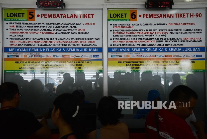 Sejumlah warga memesan tiket kereta api H-8 lebaran secara di Stasiun Pasar Senen, Jakarta, Ahad (19/3).