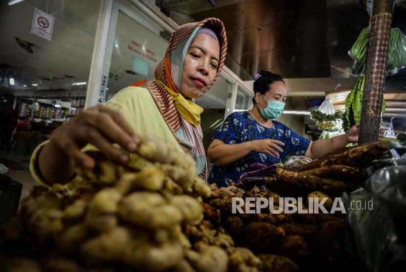 Berdasarkan pantauan, Kamis (12/3), harga jahe melejit hingga mencapai Rp 80 ribu/kg dari Rp 30 ribu pada saat kondisi normal (Foto: pedagang jahe di Jakarta)