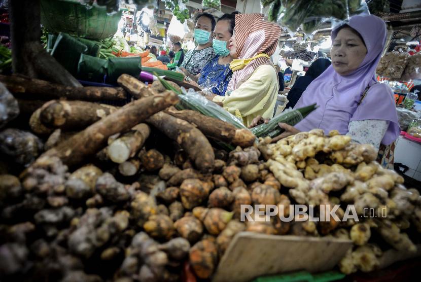 Harga Rempah-Rempah di Makassar Melonjak. Warga memilih jahe di pasar tradisional.