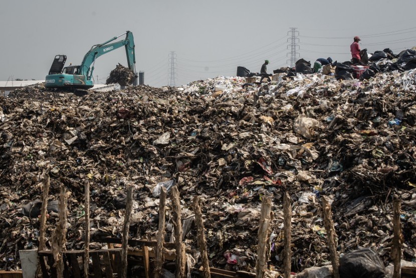 Sejumlah warga memilah sampah di Tempat Penampungan Sampah Sementara kawasan Koja, Jakarta, Selasa (6/8/2019).