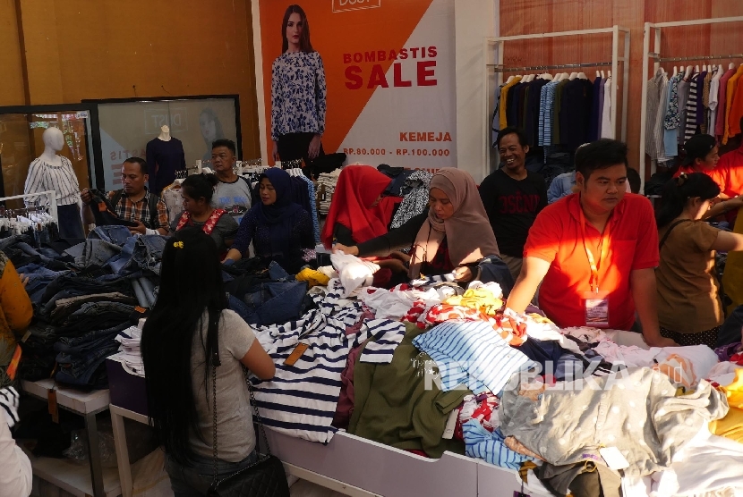  Sejumlah warga memilih berbagai baju yang didiskon di area Pekan Raya Jakarta (PRJ), Selasa (13/6).