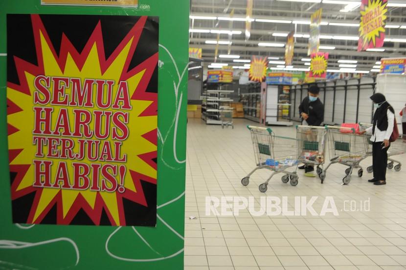 Sejumlah warga memilih produk yang tersisa pada hari terakhir pengoperasian toko ritel makanan Giant Ekstra di Palembang, Sumatra Selatan (ilustrasi)