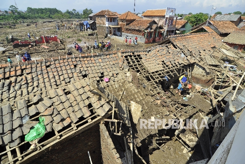 Sejumlah warga memindahkan sisa-sisa barang pasca banjir bandang di Tarogong Kidul, Kabupaten Garut, Kamis (22/9).