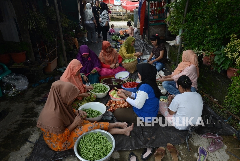 Sejumlah warga memotong sayuran saat memasak di dapur umum Majelis Taklim Daarul Falah, Jakarta, Kamis (1/12)