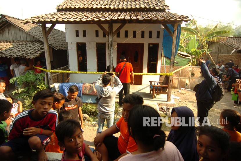 Sejumlah warga memperhatikan rumah Fitri Andriana pelaku penusukan Menko Polhukam Wiranto yang dipasang garis polisi di Desa Sitanggal RT 007 RW 002, Brebes, Jawa Tengah, Kamis (10/10/2019).
