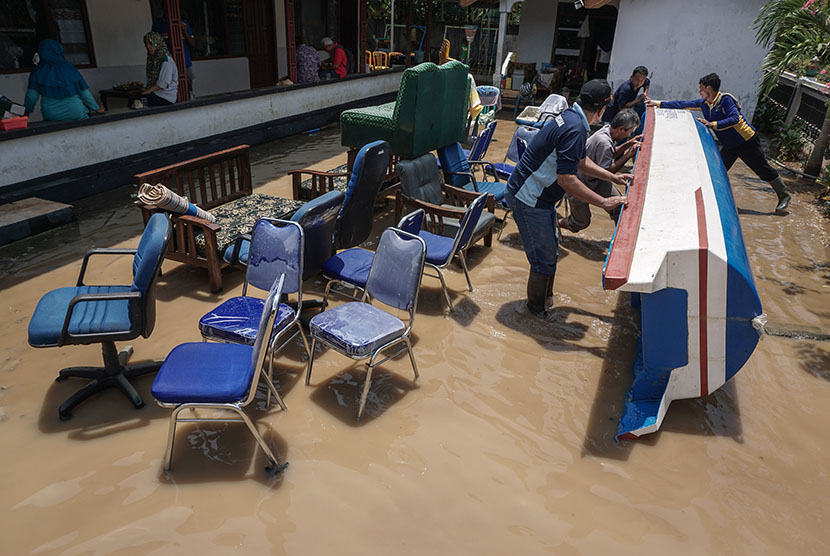 Sejumlah warga mempersiapkan perahu untuk digunakan sebagai alat transportasi melewati banjir di Desa Prembun, Tambak, Banyumas, Jateng, Jumat (18/11).