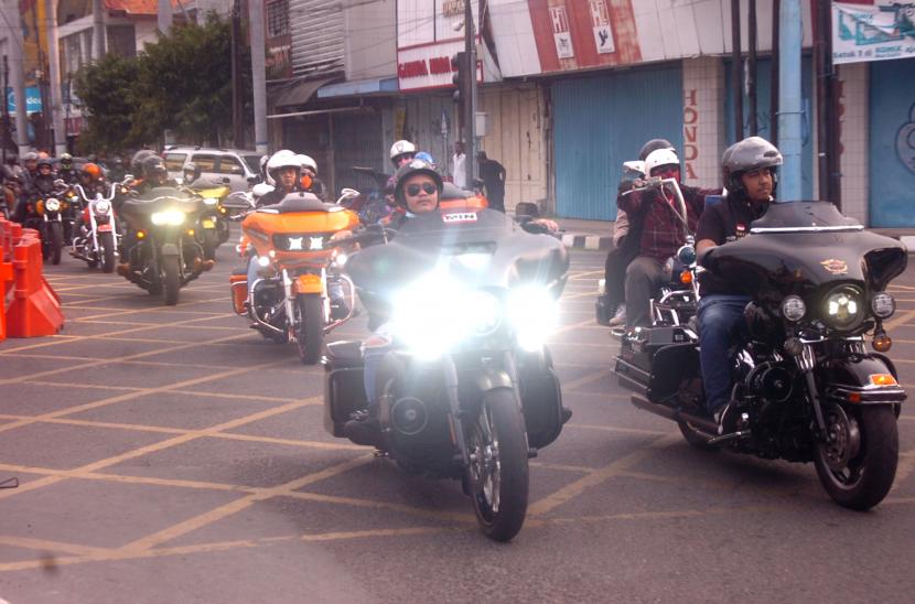 Sejumlah warga menaiki motor Harley Davidson 