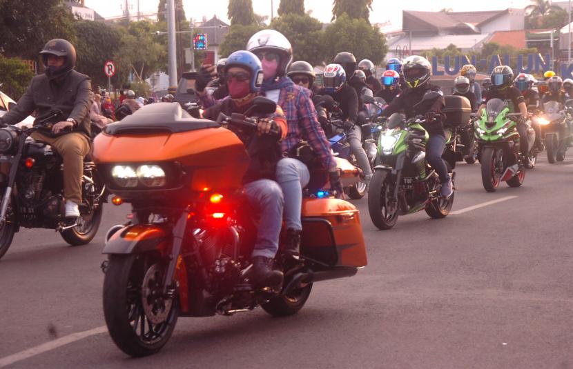 Sejumlah warga menaiki motor Harley Davidson saat mengikuti konvoi 1000 motor di Alun-alun Tegal, Jawa Tengah, Ahad (17/4/2022). Konvoi 1000 motor dari 200 komunitas berbagai daerah Jawa Tengah dan Jawa Barat tersebut sebagai ajang silahturahmi setelah dua tahun pandemi COVID-19 dan untuk membangkitkan aktivitas perekonomian pariwisata setempat. 