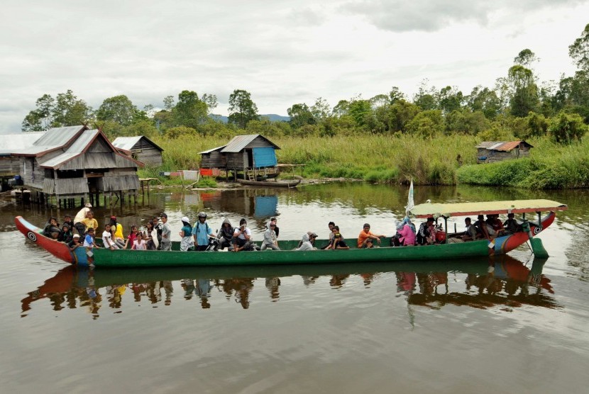 Sejumlah warga menaiki perahu yang akan mengangkutnya menyeberang danau di Danau Lindu, Sigi, Sulawesi Tengah. (ilustrasi)