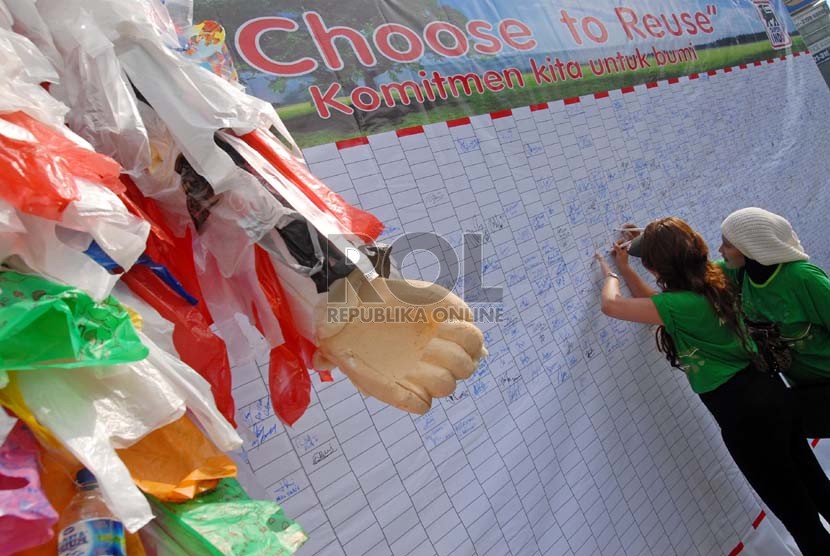  Sejumlah warga menandatangani spanduk dukungan pengurangan sampah kantong plastik di Jalan Jenderal Sudirman, Jakarta.  (Dok Republika)