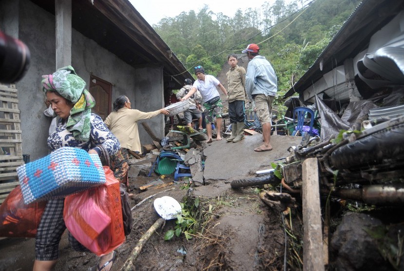 Residents tried to find their belongings after landslide hit the Songan Village, Kintamani, Bali, on Friday (Feb 10). 