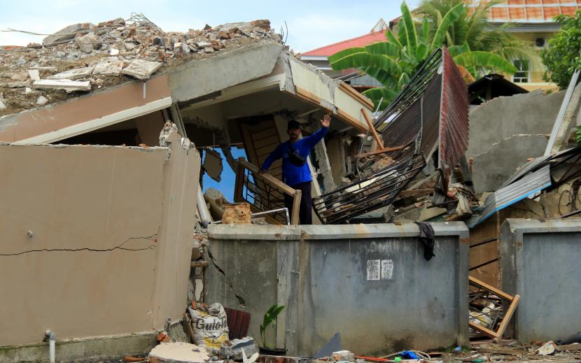 Sejumlah warga mencari sisa barang di reruntuhan bangunan di Mamuju Sulawesi Barat, Jumat (29/1/20 21). Memasuki dua pekan pascagempa bumi BNPB merilis jumlah kerusakan rumah sebanyak 7.863 unit, Mamuju 3.741 dan Majene 4.122 unit.