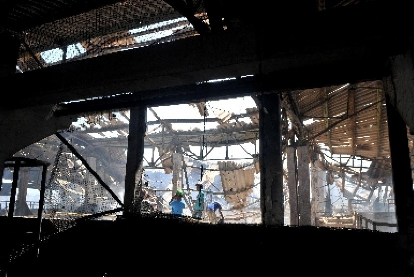  Sejumlah warga mencari sisa barang yang masih diselamatkan dilokasi bekas kebakaran Pasar Projo, Ambarawa, Jateng, Sabtu (21/7).