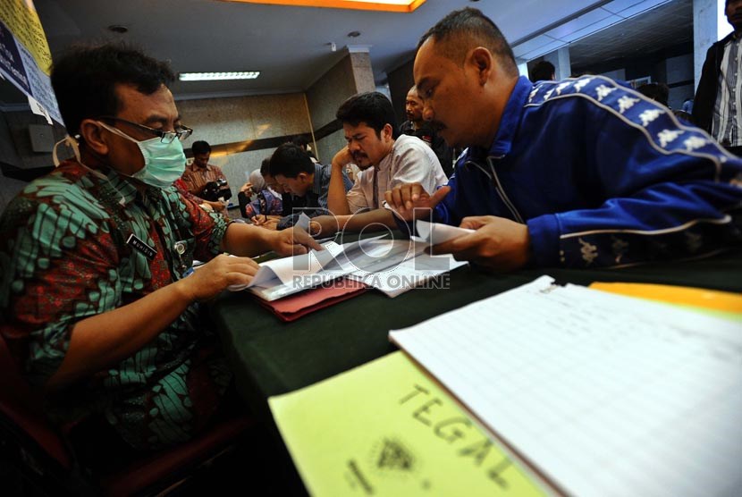  Sejumlah warga mendaftarkan diri sebagai peserta mudik di kantor Kemenhub, Jakarta, Jumat (26/7).  (Republika/ Tahta Aidilla)