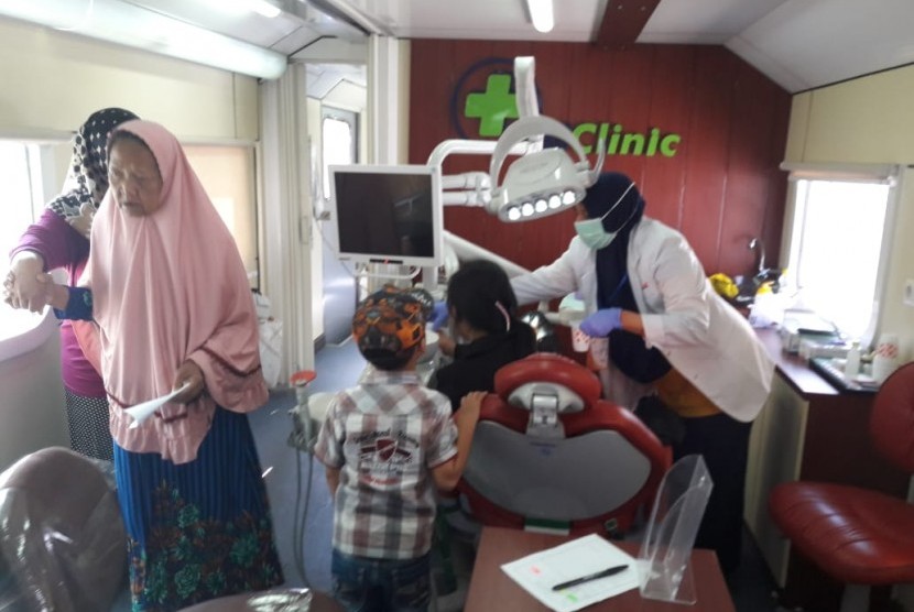 Sejumlah warga mendapat pelayanan kesehatan gratis di dalam Rail Clinic generasi ke-4 PT KAI Daop 3 Cirebon di Stasiun Terisi, Kecamatan Terisi, Kabupaten Indramayu, Kamis (25/7). 