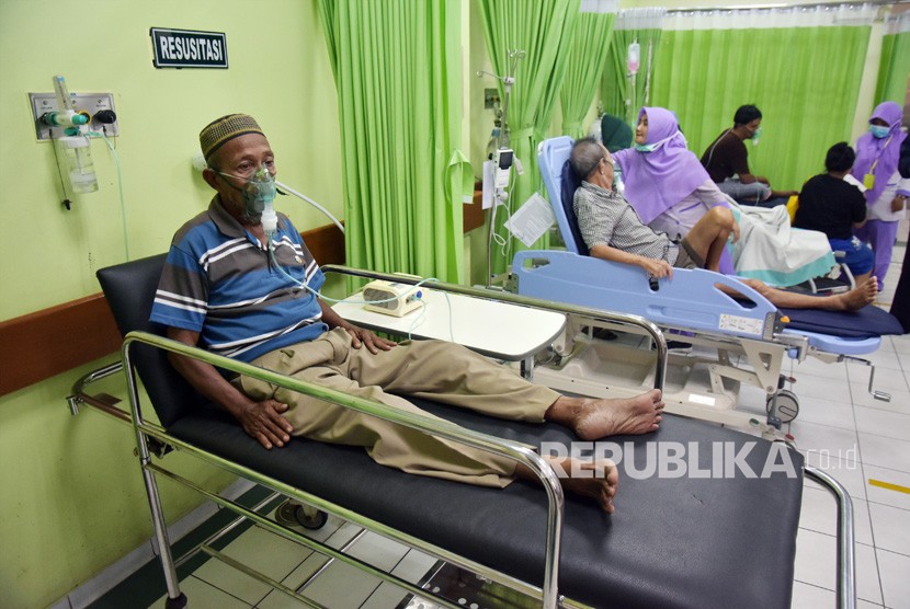 Sejumlah warga mendapatkan perawatan dengan alat nebulizer karena mengalami sesak nafas di posko kesehatan korban terpapar asap kebakaran hutan dan lahan (karhutla) di RSUD Petala Bumi, Kota Pekanbaru, Riau, Kamis (19/9/2019). 