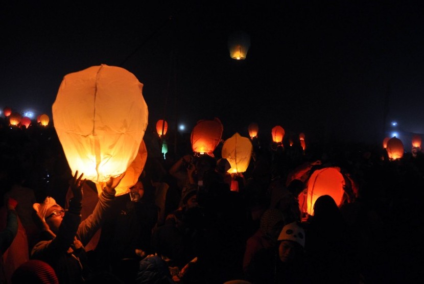Sejumlah warga menerbangkan balon tradisional pada rangkaian Dieng Culture Festival (DCF) V di pelataran candi Arjuna kawasan dataran tinggi Dieng, Desa Dieng Kulon, Batur, Banjarnegara, Jawa Tengah, tahun lalu. 