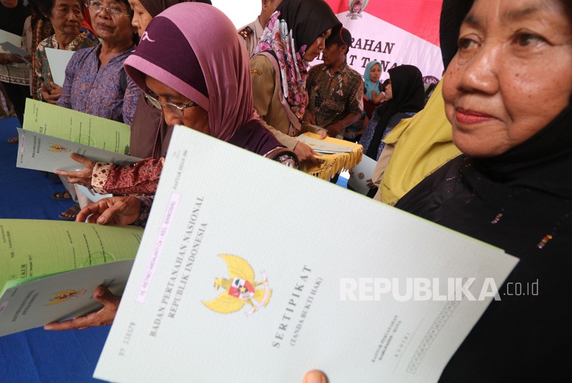 Sejumlah warga menerima sertifikat tanah program Pendaftaran Tanah Sistematis Lengkap (PTSL) di Kelurahan Bangsal, Kota Kediri, Jawa Timur.