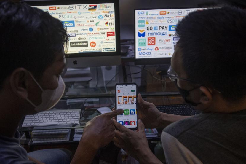 Sejumlah warga menunjukkan aplikasi sebagai bentuk percepatan digital yang dicanangkan Presiden Jokowi.
