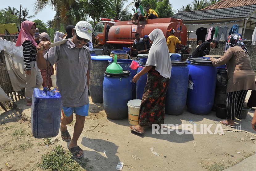 Sejumlah warga mengambil air bersih yang dibagikan secara gratis dari mobil tanki. (Ilustrasi) 