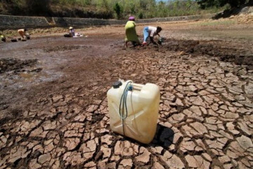 Suasana kekeringan di sebuah wilayah di Gunung Kidul. Kemunculan air dari sungai bawah tanah diharapkan bisa mengurangi persoalan kekurangan air bersih yang kerap melanda wilayah ini. (ilustrasi)