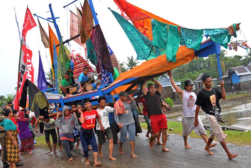    Sejumlah warga mengangkat perahu hias saat perayaan Maulid Penutup (Maudu Lompoa) di Cikoang, Takalar, Sulsel, Kamis (30/1).    (Antara/Ekho Ardiyanto)