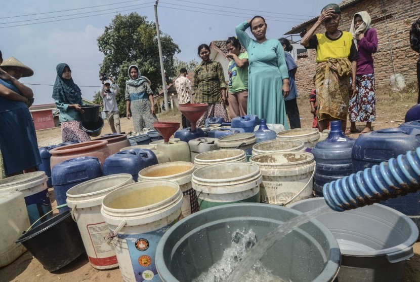 Sejumlah warga mengantre bantuan air bersih di Desa Ridomanah, Cibarusah, Kabupaten Bekasi.