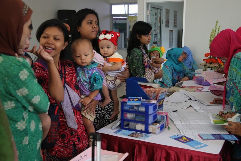 Sejumlah warga mengantre di Posyandu saat peresmian Ruang Publik Terpadu Ramah Anak (RPTRA) Tanah Abang 3 di Jakarta Pusat, Kamis (24/3).
