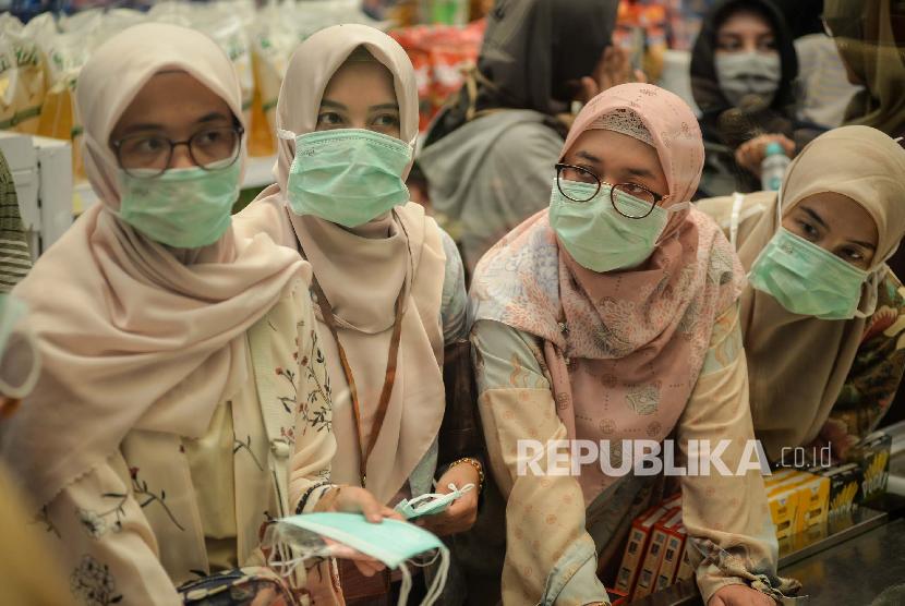  Sejumlah warga mengantre membeli masker saat operasi pasar masker di JakMart, Pasar Pramuka, Jumat (6/3).