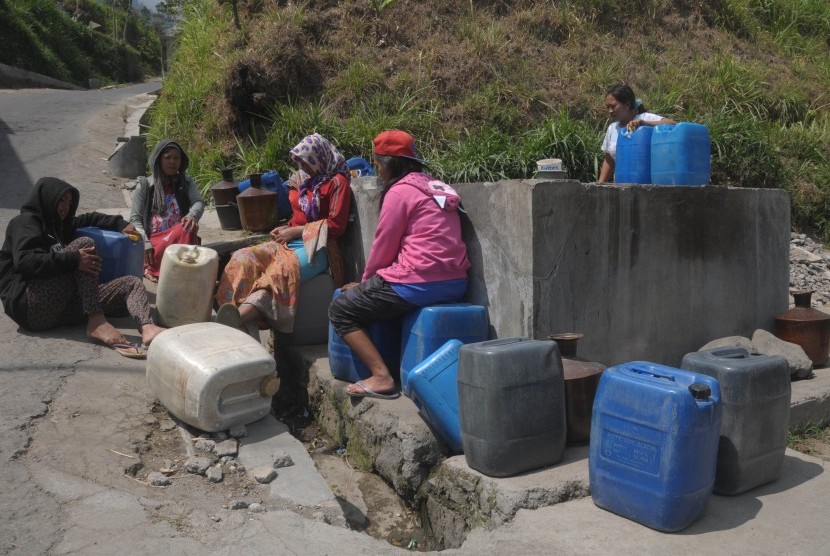 Sejumlah warga mengantre mengisi air di bak penampungan air di lereng gunung Merapi, Lencoh, Selo, Boyolali, Jawa Tengah, Senin (2/11).