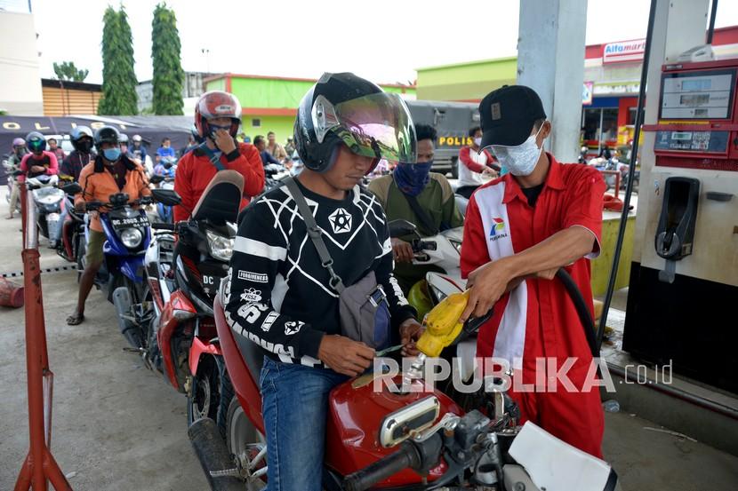 Sejumlah warga mengantre mengisi bahan bakar minyak (BBM) di SPBU Simboang, Kabupaten Mamuju, Sulawesi Barat.  Ratusan kendaraan mengantre di beberapa SPBU di Kabupaten Mamuju usai gempa. Ilustrasi.