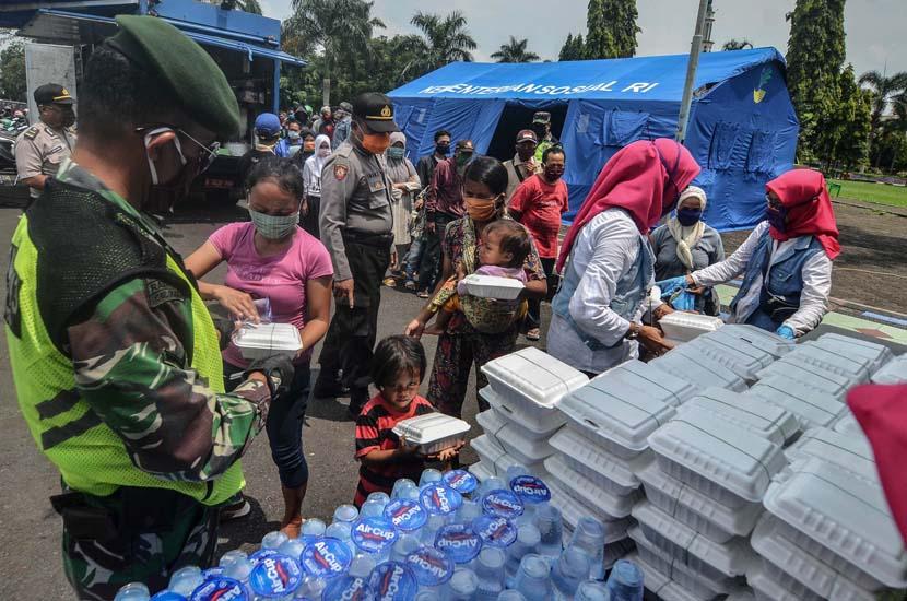 Sejumlah warga mengantre pembagian paket nasi bungkus di Dapur Umum Lapangan TNI-Polri (ilustrasi)