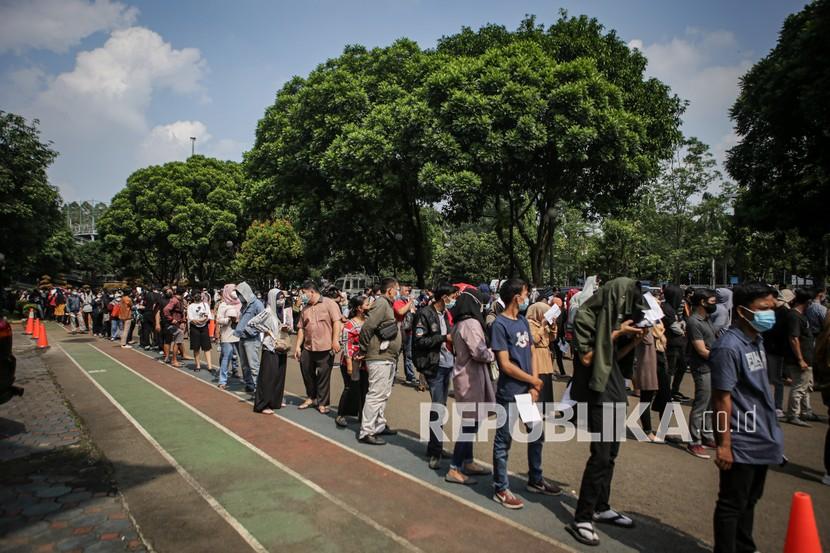 Sejumlah warga mengantre sebelum mengikuti vaksinasi Covid-19 di Pusat Pemerintahan Kota Tangerang, Banten, Selasa (29/6/2021). Pemerintah Kota Tangerang menargetkan 5.000 warganya mendapatkan vaksin COVID-19 setiap harinya sebagai upaya percepatan vaksinasi di Kota Tangerang. 