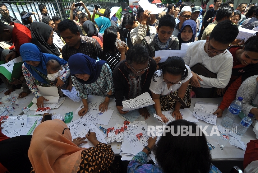 Sejumlah warga mengantre untuk melakukan pendaftaran perekaman data KTP Elektronik di stan Dinas Dukcapil DKI Jakarta saat acara Nusantara Expo dan Forum 2017, di Taman Mini Indonesia Indah (TMII), Jakarta, Jumat (20/10).
