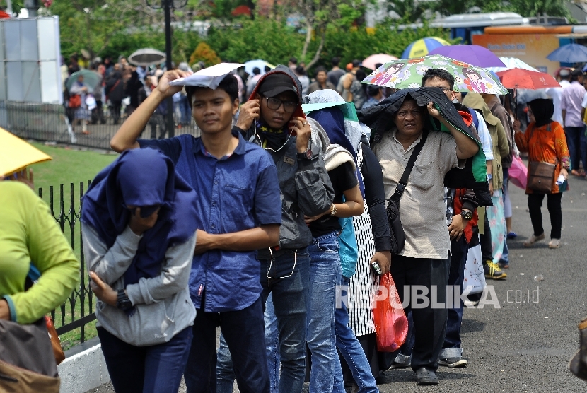 Sejumlah warga mengantre untuk melakukan pendaftaran perekaman data KTP Elektronik / Ilustrasi 