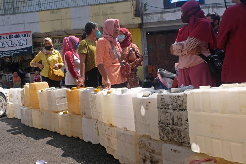 Sejumlah warga mengantre untuk membeli minyak goreng curah di sebuah toko sembako di kompleks pasar KlliwonTemanggung, Jawa Tengah, Senin (4/4/2022). Menurut pedagang mahalnya harga minyak goreng kemasan membuat warga memilih membeli minyak goreng curah seharga Rp15.500 per liter meski harus antre lama dan harus menunjukan fotokopi KTP. 