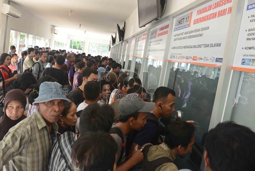  Sejumlah warga mengantre untuk membeli tiket kereta api di Stasiun Senen, Jakarta, Kamis (10/10).  (Republika/Agung Supriyanto)