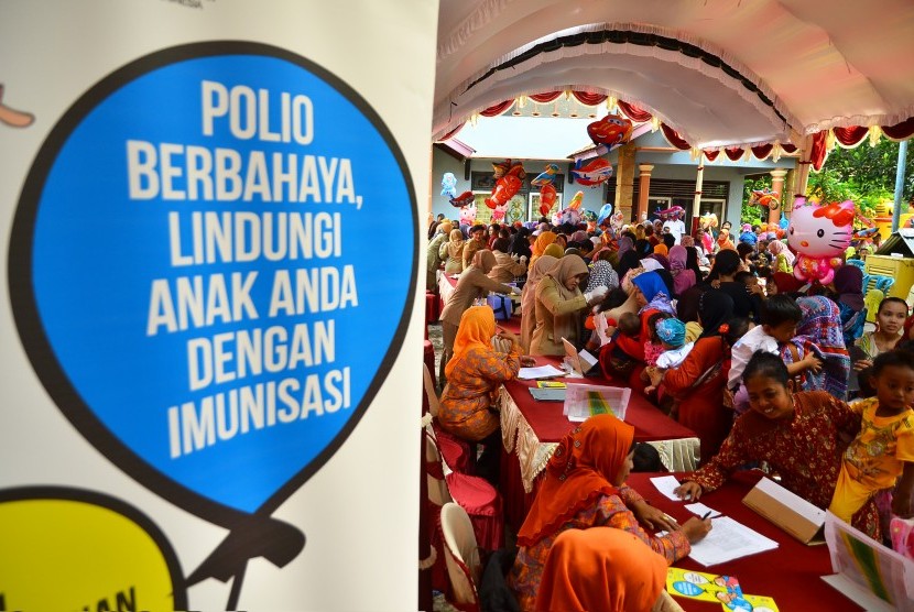 Sejumlah warga mengantre untuk memberikan vaksin polio kepada anaknya saat Pekan Imunisasi Nasional (PIN) Polio 2016 di Desa Gondang Manis, Kudus, Jawa Tengah (14/3).
