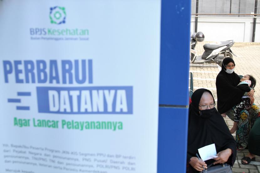 Sejumlah warga mengantre untuk memperbaharui data peserta BPJS di Kantor BPJS Cabang Kendari, Kendari, Sulawesi Tenggara, Senin (4/1/2021). Kantor BPJS Cabang Kendari mencatat jumlah hingga tahun 2020 sebanyak 1,3 juta jiwa terdaftar sebagai peserta JKN-KIS di sembilan kabupaten/kota yang merupakan Wilayah Kerja BPJS Kesehatan Cabang Kendari dan dari jumlah tersebut sebanyak 178 ribu atau 13,34 persen adalah peserta Pekerja Bukan Penerima Upah (PBPU) dan Bukan Pekerja (BP).