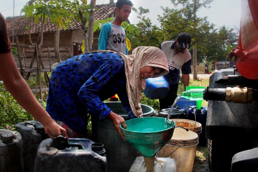 Sejumlah warga mengantre untuk mendapat giliran pembagian air bersih dari petugas BPBD (Badan Penanggulangan Bencana Daerah) Kota Serang di Kampung Manggorong, Kasemen, Serang, Banten, Kamis (7/9).