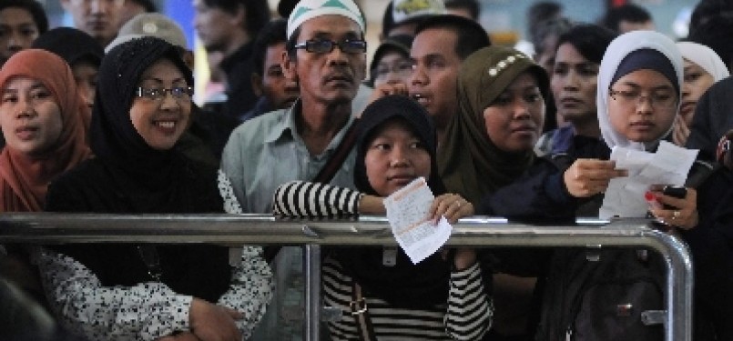 Sejumlah warga mengantre untuk mendapatkan tiket kereta api (KA) tambahan Lebaran 2011 di Stasiun Jatinegara, Jakarta.